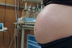 Italie: Une fillette de 12 ans tombe enceinte de son petit ami de 17 ans